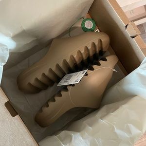 Yeezy slides in color “core”